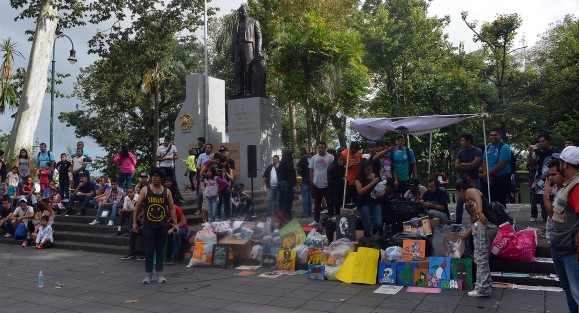Ciudadanos xalapeños, al igual que los de todo el país, siguen poniéndose de acuerdo para ayudar a las personas  en desgracia por los terremotos de los pasados 7 y 19 de septiembre, algunos vendiendo cuadros, cantando e incluso prestando aros es como juntan víveres y dinero para apoyar los damnificados.