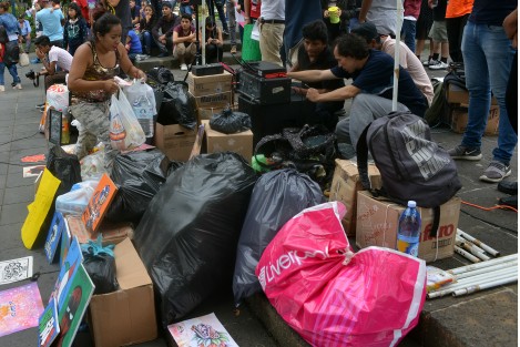 Ciudadanos xalapeños, al igual que los de todo el país, siguen poniéndose de acuerdo para ayudar a las personas  en desgracia por los terremotos de los pasados 7 y 19 de septiembre, algunos vendiendo cuadros, cantando e incluso prestando aros es como juntan víveres y dinero para apoyar los damnificados.