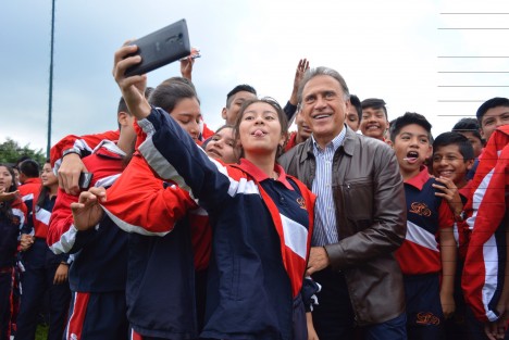 <em>Lord papi Yunes<iem>, así le nombraron los jóvenes estudiantes al Gobernador del estado Miguel Ángel Yunes Linares a su llegada al evento de la Consejo Nacional de Población,  donde se dieron pláticas sobre prevención de embarazos; nutrición, salud entre otros temas.