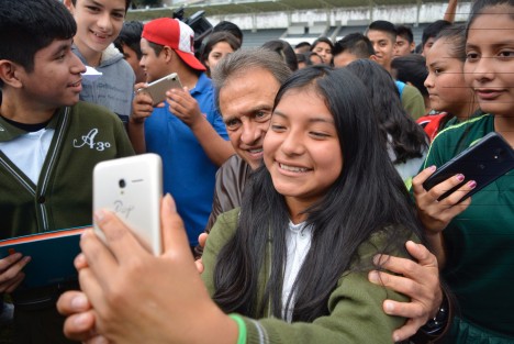 <em>Lord papi Yunes<iem>, así le nombraron los jóvenes estudiantes al Gobernador del estado Miguel Ángel Yunes Linares a su llegada al evento de la Consejo Nacional de Población,  donde se dieron pláticas sobre prevención de embarazos; nutrición, salud entre otros temas.