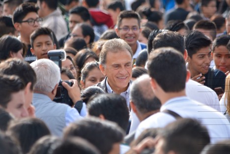 <em>Lord papi Yunes<iem>, así le nombraron los jóvenes estudiantes al Gobernador del estado Miguel Ángel Yunes Linares a su llegada al evento de la Consejo Nacional de Población,  donde se dieron pláticas sobre prevención de embarazos; nutrición, salud entre otros temas.
