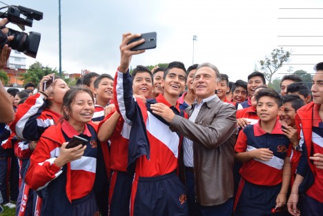 <em>Lord papi Yunes<iem>, así le nombraron los jóvenes estudiantes al Gobernador del estado Miguel Ángel Yunes Linares a su llegada al evento de la Consejo Nacional de Población,  donde se dieron pláticas sobre prevención de embarazos; nutrición, salud entre otros temas.