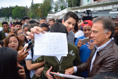 <em>Lord papi Yunes<iem>, así le nombraron los jóvenes estudiantes al Gobernador del estado Miguel Ángel Yunes Linares a su llegada al evento de la Consejo Nacional de Población,  donde se dieron pláticas sobre prevención de embarazos; nutrición, salud entre otros temas.
