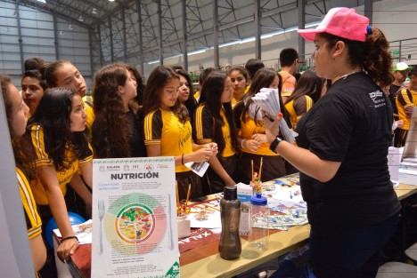 Jóvenes de los niveles escolares medio, y medio superior, acudieron al Complejo Omega para recibir pláticas sobre orientación sexual, derechos, nutrición, salud, entre otros temas. 