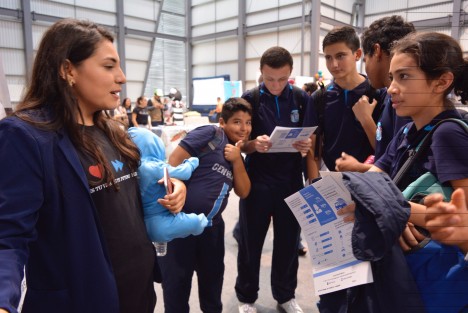 Jóvenes de los niveles escolares medio, y medio superior, acudieron al Complejo Omega para recibir pláticas sobre orientación sexual, derechos, nutrición, salud, entre otros temas. 