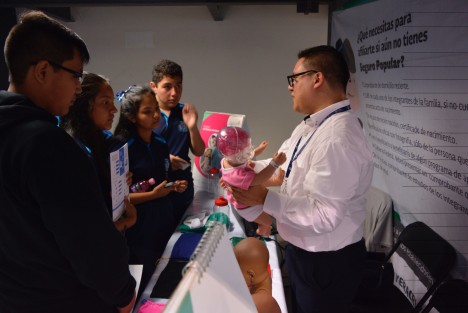 Jóvenes de los niveles escolares medio, y medio superior, acudieron al Complejo Omega para recibir pláticas sobre orientación sexual, derechos, nutrición, salud, entre otros temas. 