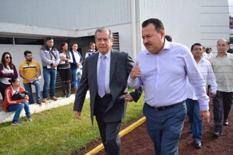 El Secretario de Educación, Enrique Pérez Rodríguez, asistió a la puesta en marcha del Programa <em>La Gira: es tu vida, tu futuro, hazlo seguro</em>, con el que se busca ofrecer mayor información a los jóvenes sobre temas de sexualidad y reproducción, para evitar enfermedades y embarazos no deseados, que se  realiza este lunes en el COmplejo Omega, de Xalapa.