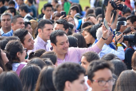 El alcalde Américo Zúñiga Martínez acudió al campo deportivo Antonio M. Quirasco donde acompañó al gobernador Miguel Ángel Yunes Linares a la inauguración de la Campaña Nacional de Comunicación, La Gira, Es tu vida, Es Tu Futuro, Hazlo Seguro; estrategia de prevención del embarazo en adolescentes cuyo objetivo es la reducir en 50% la tasa de fecundidad de las adolescentes de 15 a 19 años para el año 2030. 