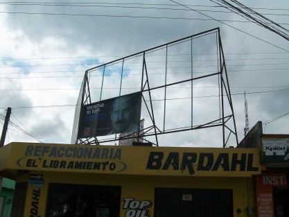 Protección Civil va por la revisión de espectaculares y anuncios luminosos.
