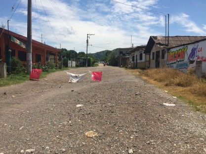 Vecinos de la Palmilla se quejan por cierre de calles, señalan que es negocio del comisariado ejidal.
