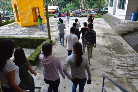 La Rectora de la máxima casa de estudios de Veracruz, Sara Ladrón de Guevara, estuvo presente en la realización del simulacro de evacuación en la Facultad de Arquitectura en la zona universitaria, donde cientos de jóvenes salieron de las aulas para poner en práctica los protocolos necesarios ante un sismo, esto se repitió en los diferentes campus de la UV.