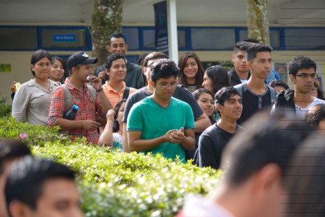 La Rectora de la máxima casa de estudios de Veracruz, Sara Ladrón de Guevara, estuvo presente en la realización del simulacro de evacuación en la Facultad de Arquitectura en la zona universitaria, donde cientos de jóvenes salieron de las aulas para poner en práctica los protocolos necesarios ante un sismo, esto se repitió en los diferentes campus de la UV.