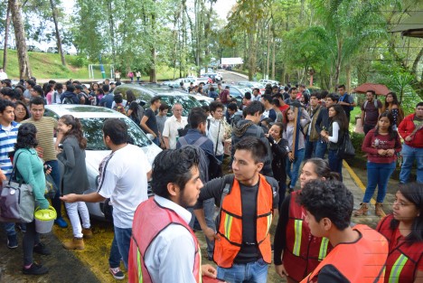La Rectora de la máxima casa de estudios de Veracruz, Sara Ladrón de Guevara, estuvo presente en la realización del simulacro de evacuación en la Facultad de Arquitectura en la zona universitaria, donde cientos de jóvenes salieron de las aulas para poner en práctica los protocolos necesarios ante un sismo, esto se repitió en los diferentes campus de la UV.
