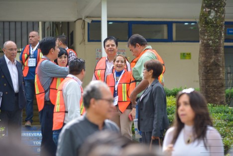 La Rectora de la máxima casa de estudios de Veracruz, Sara Ladrón de Guevara, estuvo presente en la realización del simulacro de evacuación en la Facultad de Arquitectura en la zona universitaria, donde cientos de jóvenes salieron de las aulas para poner en práctica los protocolos necesarios ante un sismo, esto se repitió en los diferentes campus de la UV.