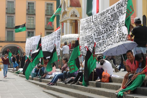 A tres años de la desaparición de 43 estudiantes normalistas de Ayotzinapan, Guerrero, organizaciones se manifestaron con marchas y plantones en Xalapa, al igual que en otras ciudades de México, en demanda de su aparición con vida, y castigo para los responsables. 