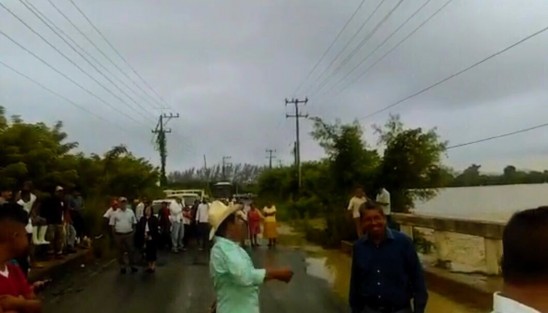 A consecuencia de las torrenciales lluvias de las últimas horas, los arroyos de respuesta rápida se desbordaron, ocasionando severas afectaciones en varios municipios de la Sierra Totonaca.