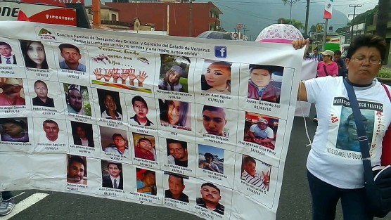  Con una convocatoria en su mayoría de miembros de la sociedad civil, unas trescientas personas marcharon esta tarde de martes por la calles de Orizaba en conmemoración de la desaparición forzada de los 43 estudiantes de escuela normal Isidro Burgos de Ayotzinapa Guerrero a tres años de estos hechos.