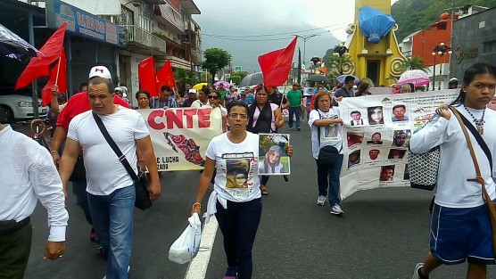 Participantes en la marcha portaron pancartas por la desaparición de sus familiares a manos del crimen organizado.
