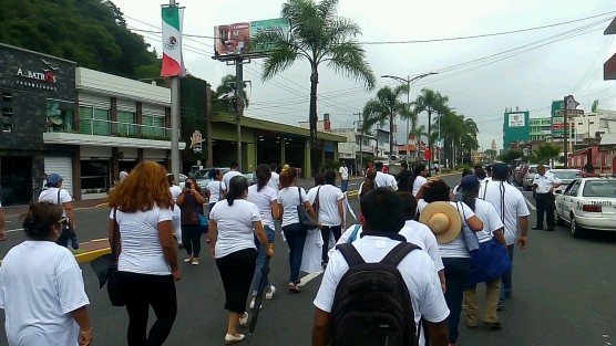 Los manifestantes en los cruces de calle Real y Madero guardaron un minuto de silencio por los 43 de Ayotzinapa y por las víctimas del temblor, a lo que gente ajena a la marcha se solidarizó.