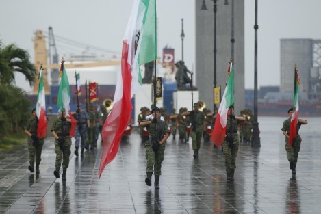 Un contingente de elementos de la Secretaría de la Defensa Nacional y de la Secretaría de Marina, desfilaron por calles del centro de la ciudad para conmemorar la Consumación de la Lucha de la Independencia de México. El gobernador del estado encabezó la ceremonia.
