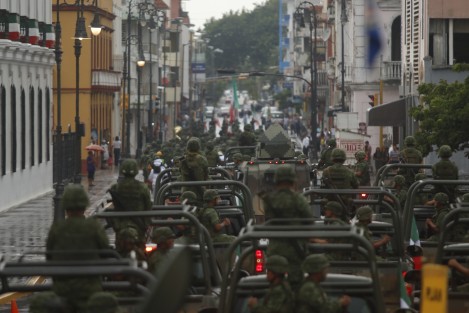 Un contingente de elementos de la Secretaría de la Defensa Nacional y de la Secretaría de Marina, desfilaron por calles del centro de la ciudad para conmemorar la Consumación de la Lucha de la Independencia de México. El gobernador del estado encabezó la ceremonia.