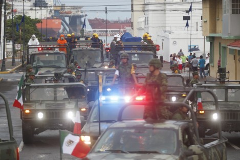 Un contingente de elementos de la Secretaría de la Defensa Nacional y de la Secretaría de Marina, desfilaron por calles del centro de la ciudad para conmemorar la Consumación de la Lucha de la Independencia de México. El gobernador del estado encabezó la ceremonia.