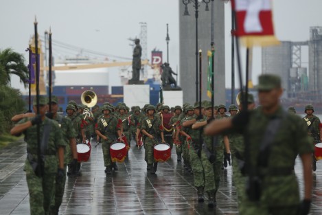 Un contingente de elementos de la Secretaría de la Defensa Nacional y de la Secretaría de Marina, desfilaron por calles del centro de la ciudad para conmemorar la Consumación de la Lucha de la Independencia de México. El gobernador del estado encabezó la ceremonia.