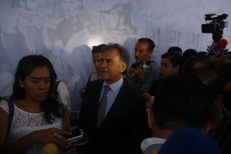 El gobenador Miguel Ángel Yunes Linares habló de su reunión con prominentes empresarios quienes sí están interesados en invertir en nuestro estado, a diferencia de otros que prefieren llevar los recursos a España o New York. 