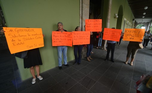 Trabajadores adheridos al SNTE Sección 56 piden que se revisen varios inmuebles donde laboran, ya que dicen, después de los temblores quedaron sentidos  y temen una desgracia; además de otras inconfirmidades. 