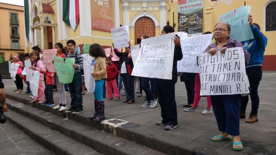 Padres de familia de la escuela Manuel R. Gutiérrez se manfestaron en la Plaza Lerdo; piden dictamen de protección civil para que sus hijos estudien de manera segura ya que mencionan que la escuela de sus hijos presentan daños derivados del sismo pasado. 