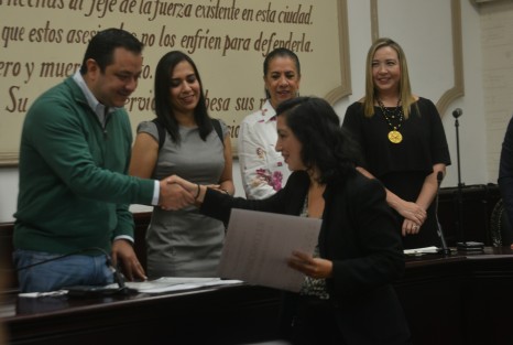 En el marco del Día Mundial del Turismo, el alcalde Américo Zúñiga Martínez entregó reconocimientos a prestadores de servicios turísticos y restaurantes, que hacen que Xalapa y la región sean un atractivo para el país y el mundo.