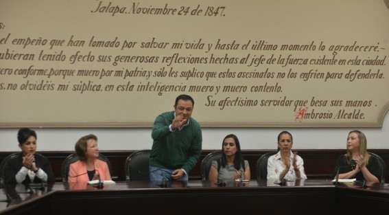En el marco del Día Mundial del Turismo, el alcalde Américo Zúñiga Martínez entregó reconocimientos a prestadores de servicios turísticos y restaurantes, que hacen que Xalapa y la región sean un atractivo para el país y el mundo.


Avanzan las obras de la céntrica calle de  Enríquez; ante las lluvias de los últimos días, los construres hacen todo por avanzar, pero las lluvias dificultan sus labores.