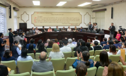 En el marco del Día Mundial del Turismo, el alcalde Américo Zúñiga Martínez entregó reconocimientos a prestadores de servicios turísticos y restaurantes, que hacen que Xalapa y la región sean un atractivo para el país y el mundo.


Avanzan las obras de la céntrica calle de  Enríquez; ante las lluvias de los últimos días, los construres hacen todo por avanzar, pero las lluvias dificultan sus labores.