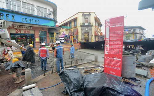 Avanzan las obras de la céntrica calle de  Enríquez; ante las lluvias de los últimos días, los construres hacen todo por avanzar, pero las lluvias dificultan sus labores.