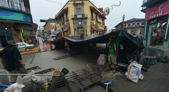 Avanzan las obras de la céntrica calle de  Enríquez; ante las lluvias de los últimos días, los construres hacen todo por avanzar, pero las lluvias dificultan sus labores.