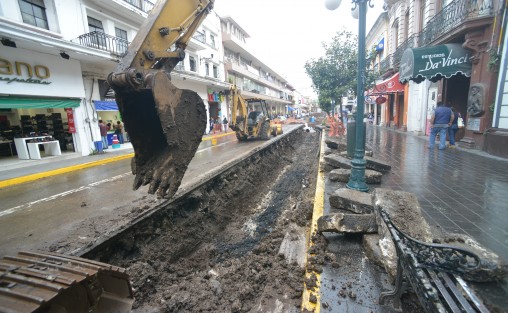 Avanzan las obras de la céntrica calle de  Enríquez; ante las lluvias de los últimos días, los construres hacen todo por avanzar, pero las lluvias dificultan sus labores.