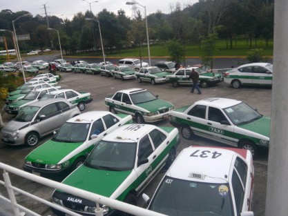 A unos días para que se venza el plazo para el reordenamiento del transporte público en Veracruz, concesionarios realizan los trámites en el Velódromo de Xalapa. La autoridades informaron que no habrá una nueva prórroga, y a partir del 1 de octubre se procederá contra quienes no se hayan regularizado.