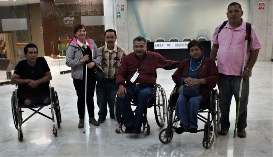 Personas con discapacidad estuvieron en el Palacio Legislativo, pues el diputado panista Gregorio Murillo Uscanga los citó para resolverles algunos asuntos, sin embargo lo mismo ha hecho el legislador en varias ocasiones sin resolver nada, ahora vuelven a ser citados para el martes.