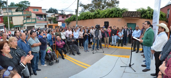 Cuando se utilizan los recursos de manera honesta y transparente, la obra pública se multiplica y eso ha pasado en Xalapa, en donde hemos construido más de 260 calles para mejorar la calidad de vida de miles de xalapeños, así lo aseguró el alcalde Américo Zúñiga Martínez, al inaugurar la construcción con pavimento hidráulico de la Privada Francisco I. Madero, en la colonia 21 de Marzo. 
