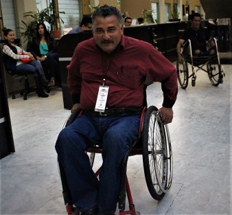 Personas con discapacidad estuvieron en el Palacio Legislativo, pues el diputado panista Gregorio Murillo Uscanga los citó para resolverles algunos asuntos, sin embargo lo mismo ha hecho el legislador en varias ocasiones sin resolver nada, ahora vuelven a ser citados para el martes.