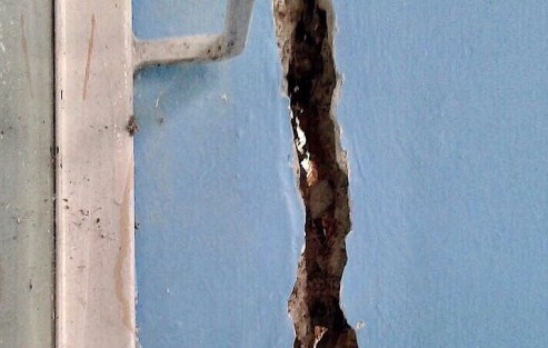 Su inconformidad es porque la escuela está fracturada y presenta fisuras muy graves y hasta el momento ninguna autoridad ha acudido a realizar el dictamen estructural correspondiente. 
