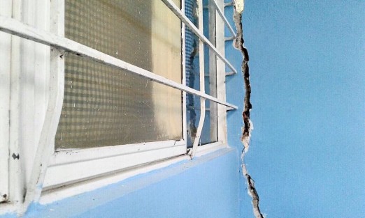 Su inconformidad es porque la escuela está fracturada y presenta fisuras muy graves y hasta el momento ninguna autoridad ha acudido a realizar el dictamen estructural correspondiente. 
