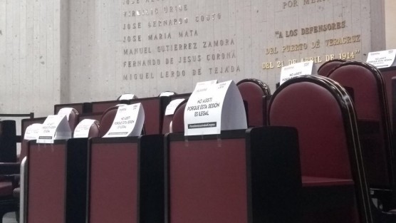 Diputados de las bancadas de Morena, PRI y Juntos por Veracruz, se pronuncian este jueves con carteles  en sus curules declarando ilegal la sesión del Congreso del Estado, debido a que desconocen a Sergio Hernández como presidente de la JUCOPO. 