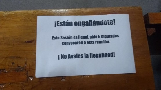 Diputados de las bancadas de Morena, PRI y Juntos por Veracruz, se pronuncian este jueves con carteles  en sus curules declarando ilegal la sesión del Congreso del Estado, debido a que desconocen a Sergio Hernández como presidente de la JUCOPO. 