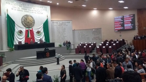 Diputados de las bancadas de Morena, PRI y Juntos por Veracruz, se pronuncian este jueves con carteles  en sus curules declarando ilegal la sesión del Congreso del Estado, debido a que desconocen a Sergio Hernández como presidente de la JUCOPO. 