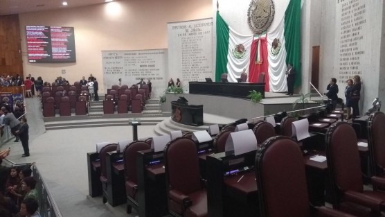 Diputados de las bancadas de Morena, PRI y Juntos por Veracruz, se pronuncian este jueves con carteles en sus curules declarando ilegal la sesión del Congreso del Estado, debido a que desconocen a Sergio Hernández como presidente de la JUCOPO;  