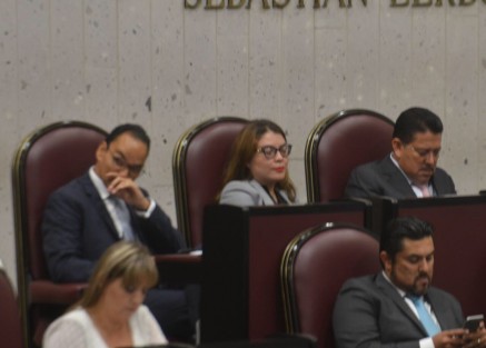 La diputada Regina Vázquez Saut se integra a la bancada del PAN y así es recibida por sus compañeros. 