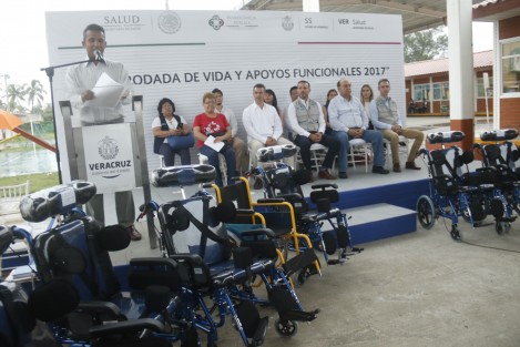 La Administración de la Beneficencia Pública del gobierno del estado, realizó en Veracruz, la entrega de aparatos ortopédicos a personas con problemas motrícez.