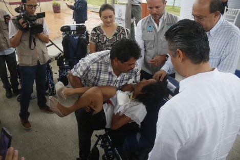 La Administración de la Beneficencia Pública del gobierno del estado, realizó en Veracruz, la entrega de aparatos ortopédicos a personas con problemas motrices.