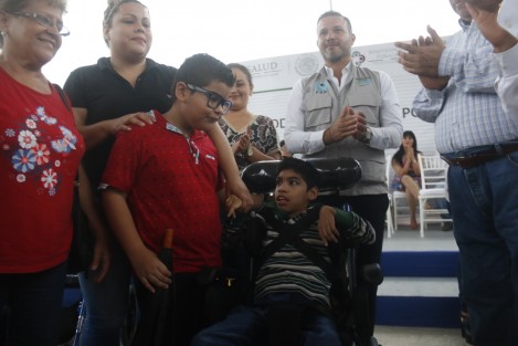 La Administración de la Beneficencia Pública del gobierno del estado, realizó en Veracruz, la entrega de aparatos ortopédicos a personas con problemas motrices.